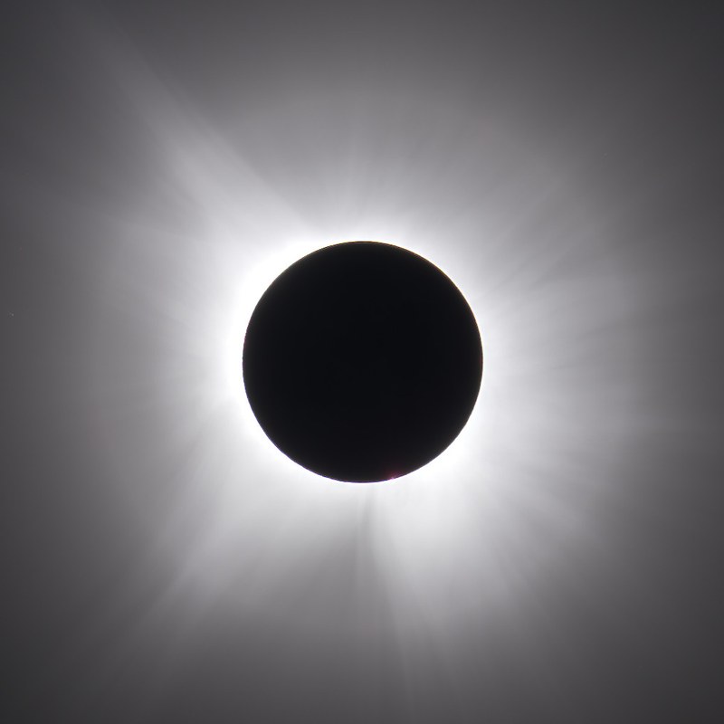 The merged composite from the same bracket — the corona's structure visible